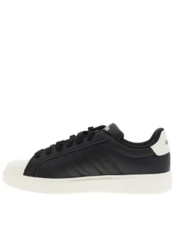 Baskets noires à talon plat avec des lacets et une semelle blanche