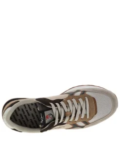 Baskets running beiges à semelle plate avec un patch sur la languette