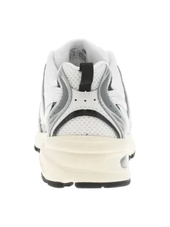 Baskets running blanches et grises à talon plat avec des lacets ronds