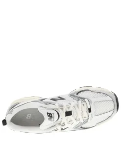 Baskets running blanches et grises à talon plat avec des lacets ronds