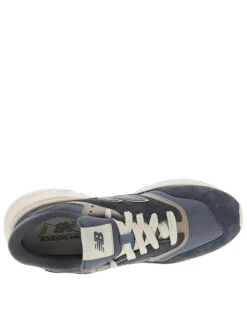 Baskets running bleues et grises à talon plat et à lacets plats beige