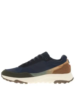 Baskets running bleu marine à talon plat avec des lacets et logo