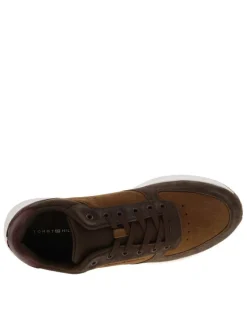 Baskets running brunes en cuir avec un talon plat des lacets