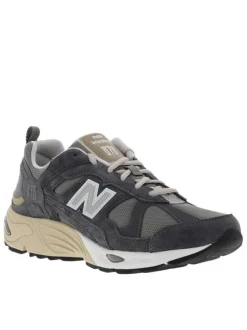 Baskets running en cuir anthracite avec semelle à talon plat et à lacets
