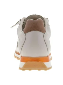 Baskets running en cuir blanches à talon plat avec des aérations sur le pourtour