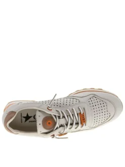 Baskets running en cuir blanches à talon plat avec des aérations sur le pourtour