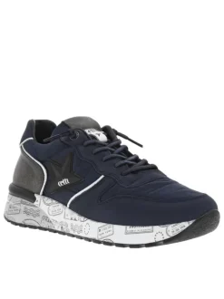 Baskets running en cuir bleu marine à talon compensé bas avec aspect matelassé
