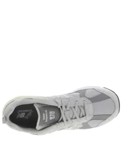 Baskets running en cuir gris clair avec semelle à talon plat et à lacets