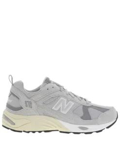 Baskets running en cuir gris clair avec semelle à talon plat et à lacets