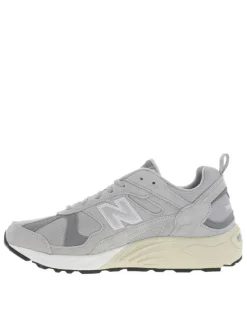 Baskets running en cuir gris clair avec semelle à talon plat et à lacets