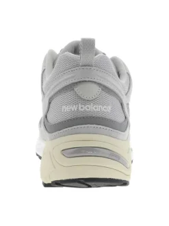 Baskets running en cuir gris clair avec semelle à talon plat et à lacets