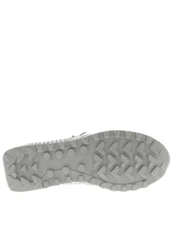 Baskets running en cuir grises à talon plat et à lacets élastiqués avec noeuds