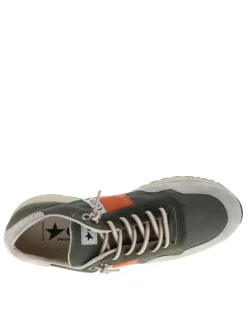 Baskets running en cuir kaki avec des motifs sur la semelle et des lacets ronds