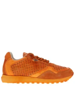 Baskets running en cuir orange à talon plat avec des aérations sur le pourtour