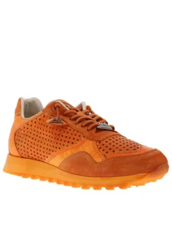 Baskets running en cuir orange à talon plat avec des aérations sur le pourtour