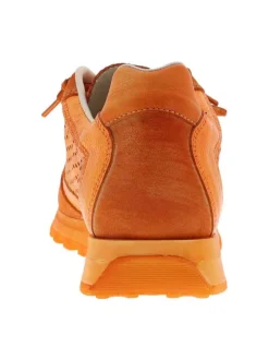 Baskets running en cuir orange à talon plat avec des aérations sur le pourtour