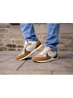 Baskets running en cuir tabac à talon plat avec lacets tressés et logo marine