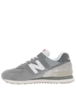 Baskets running grises claires en suède avec des lacets plats tressés blancs