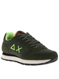 Baskets running kaki à semelle crantée et un logo brodé sur les côtés