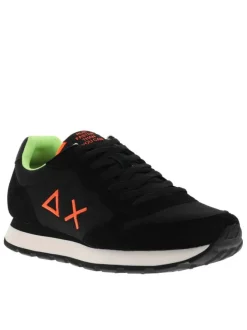 Baskets running noires à semelle crantée et un logo brodé sur les côtés
