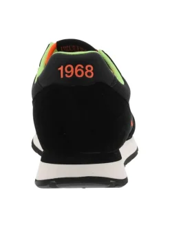 Baskets running noires à semelle crantée et un logo brodé sur les côtés