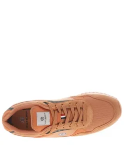 Baskets running oranges avec des empiècements en daim et à lacets plats