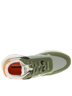 Baskets running vertes avec un talon plat et des lacets tressés