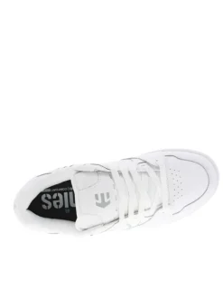 Baskets skate blanches en cuir à semelle marron avec logos verts et lacets plats
