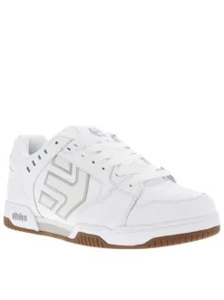 Baskets skate blanches en cuir à semelle marron avec logos verts et lacets plats