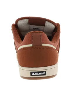 Baskets skate brunes à talon plat avec des lacets et un languette large