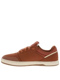Baskets skate brunes à talon plat avec des lacets et un languette large