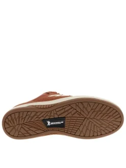 Baskets skate brunes à talon plat avec des lacets et un languette large