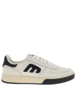Baskets skate en cuir blanches avec un talon plat et des lacets