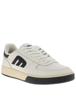 Baskets skate en cuir blanches avec un talon plat et des lacets