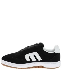 Baskets skate en cuir noires avec un talon plat et des lacets