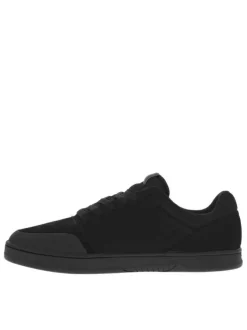 Baskets skate en cuir noires à talon plat avec logos et lacets plats noirs