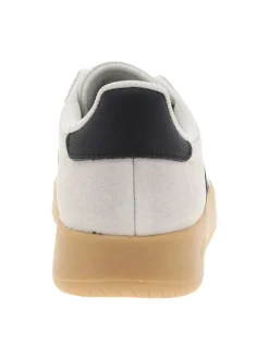 Baskets tennis beiges en cuir avec un talon plat et des lacets
