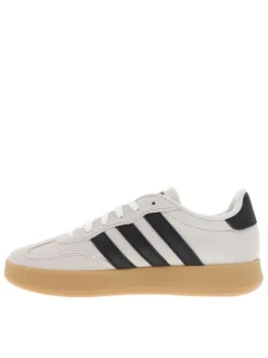Baskets tennis beiges en cuir avec un talon plat et des lacets