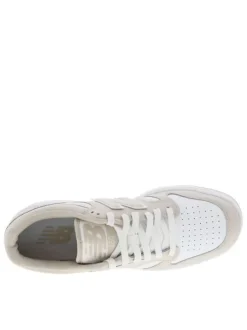 Baskets tennis blanches et beiges à talon plat avec logos et lacets blancs