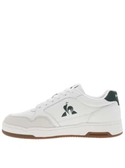 Baskets tennis blanches à talon plat et à lacets plats et logo vert