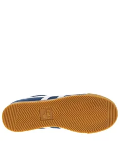 Baskets tennis bleues en cuir avec semelle marron, à lacets plats et logo doré