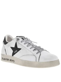 Baskets tennis en cuir blanches plates avec texte sur la semelle