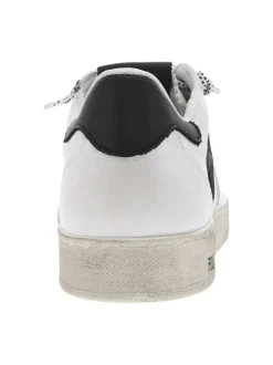 Baskets tennis en cuir blanches plates avec texte sur la semelle
