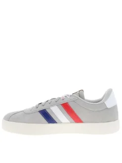 Baskets tennis grises en cuir avec un talon plat et des lacets
