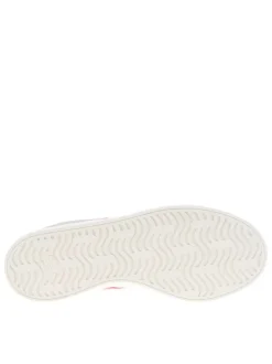 Baskets tennis grises en cuir avec un talon plat et des lacets