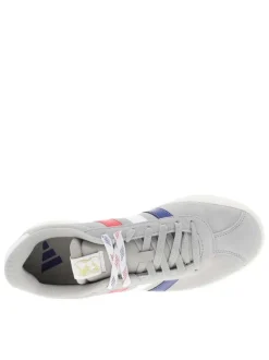 Baskets tennis grises en cuir avec un talon plat et des lacets