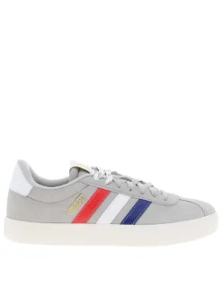 Baskets tennis grises en cuir avec un talon plat et des lacets