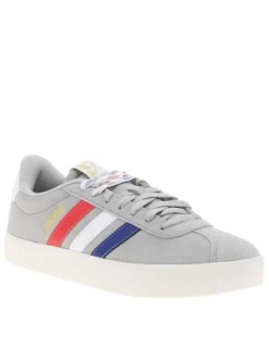 Baskets tennis grises en cuir avec un talon plat et des lacets