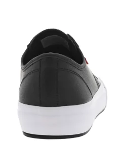 Baskets tennis noires avec nom de la marque floqué en blanc sur la languette