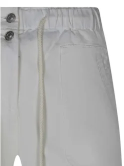 Bermuda blanc uni avec une coupe large et de multiples poches